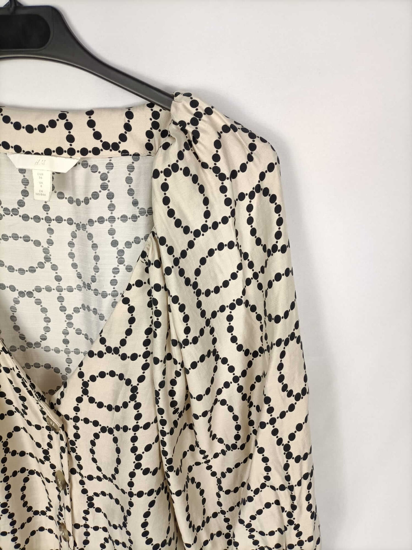 H&M. Blusa beige lunares en cadena T.36