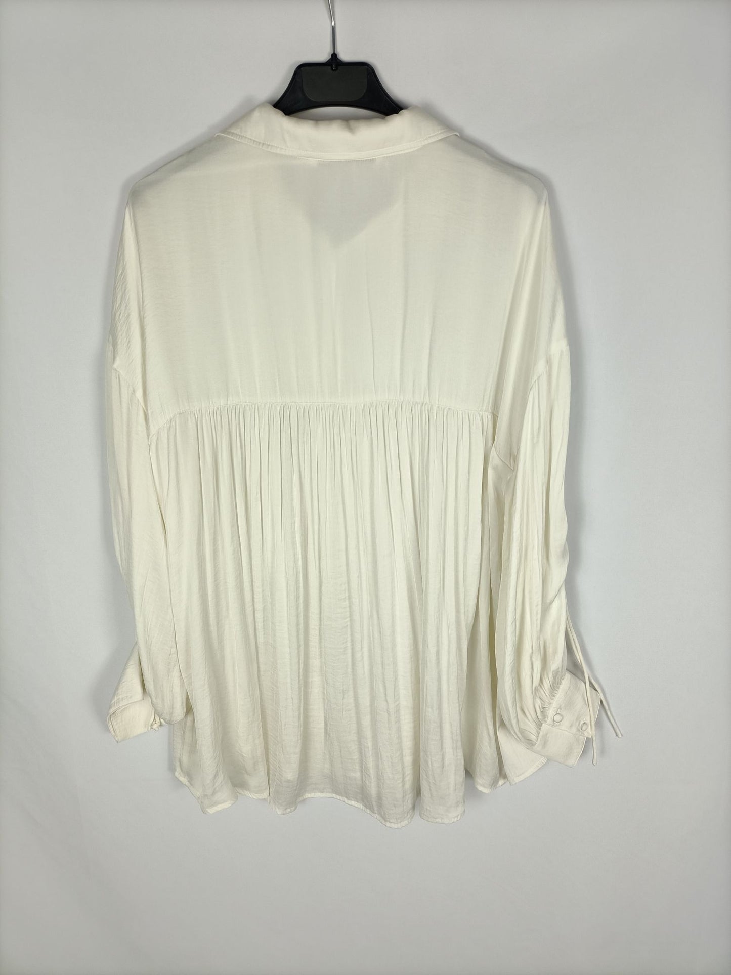 UTERQÜE. Blusa beige oversized T.s