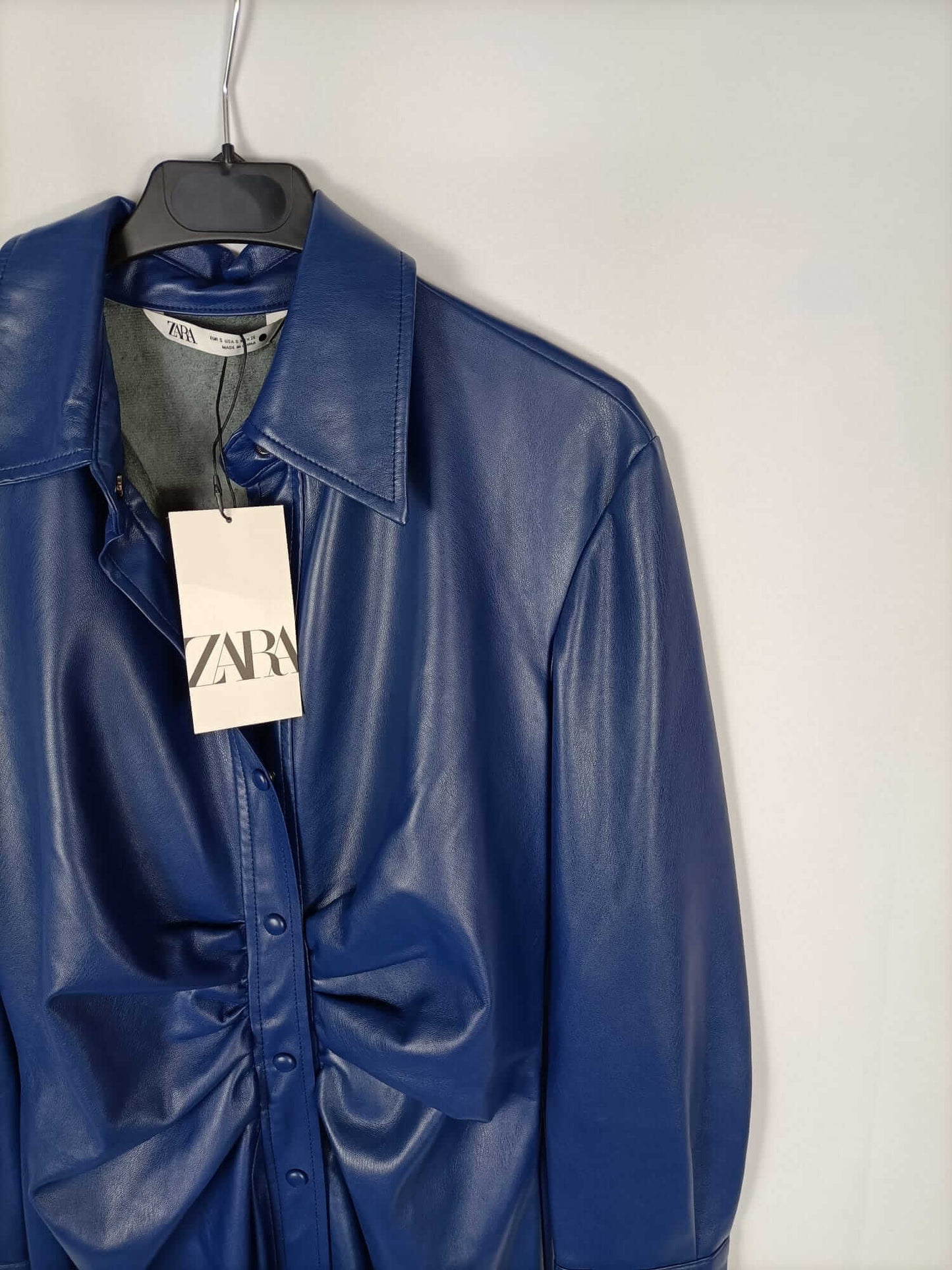 ZARA. Vestido azul efecto piel T.s