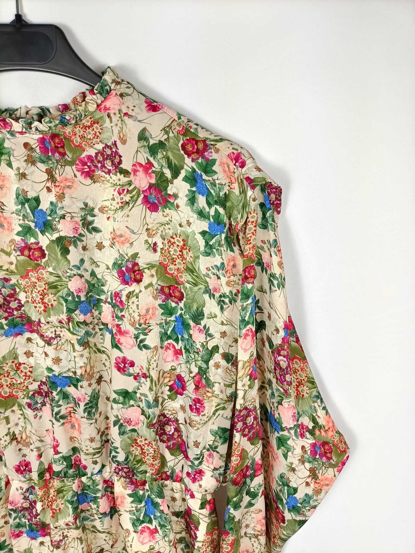 ZARA. Vestido beige flores T.xs