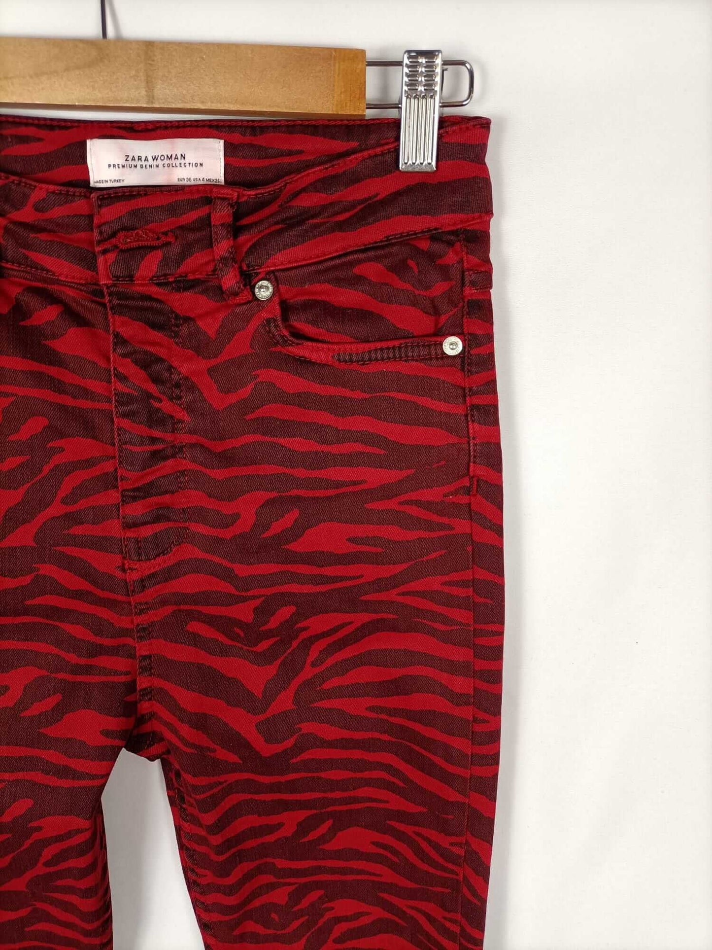 MarketZARA. Pantalón cebra rojo T.36