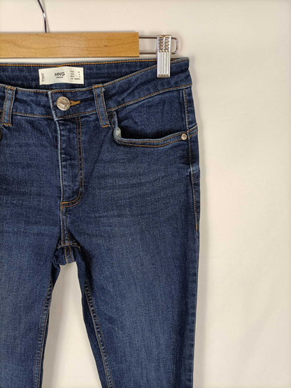 MANGO. Pantalón oscuro vaquero T.36