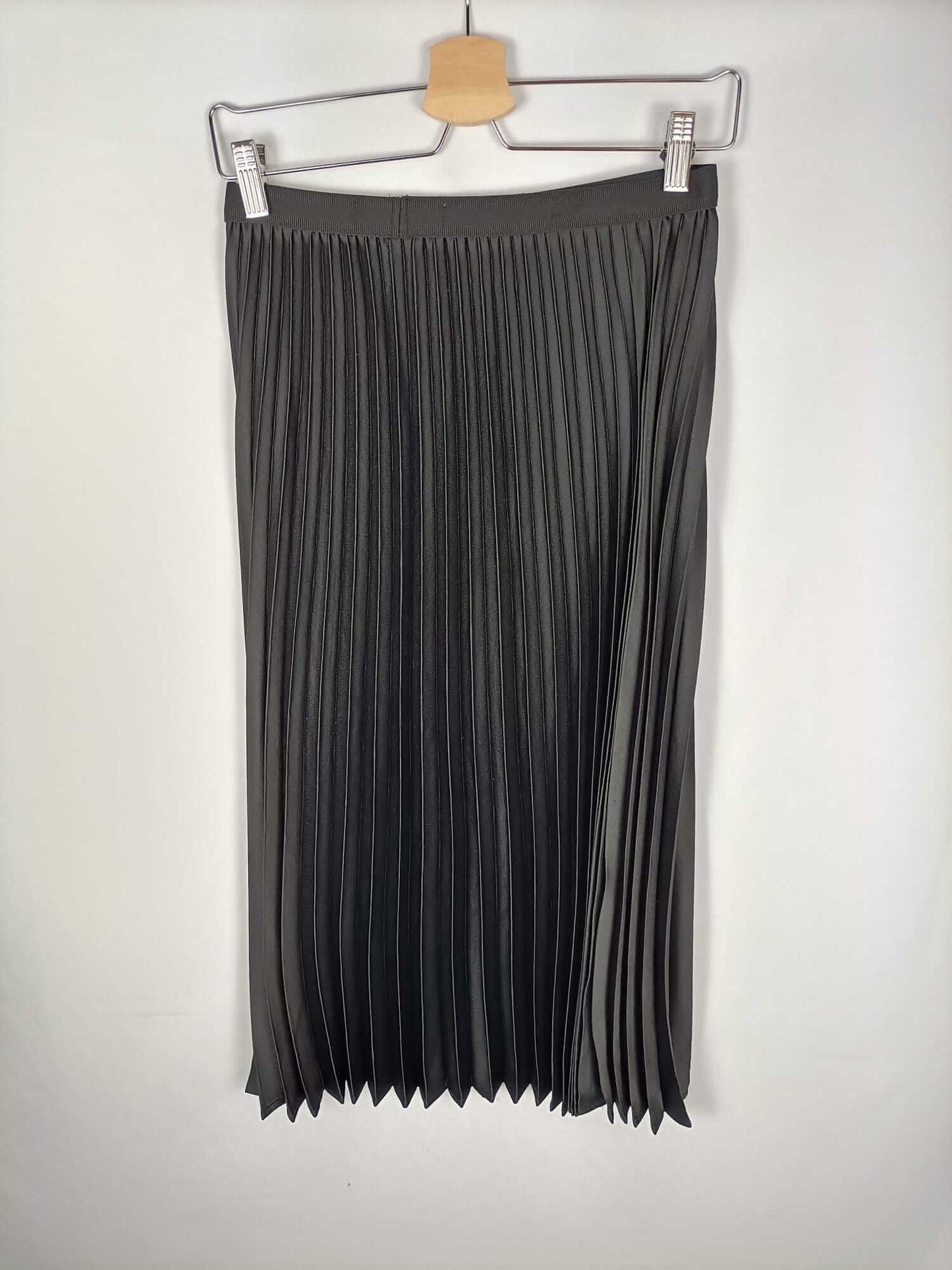 MANGO. Falda negra plidasa T.xs