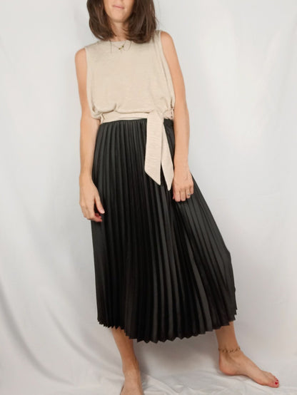 MANGO. Falda negra plidasa T.xs