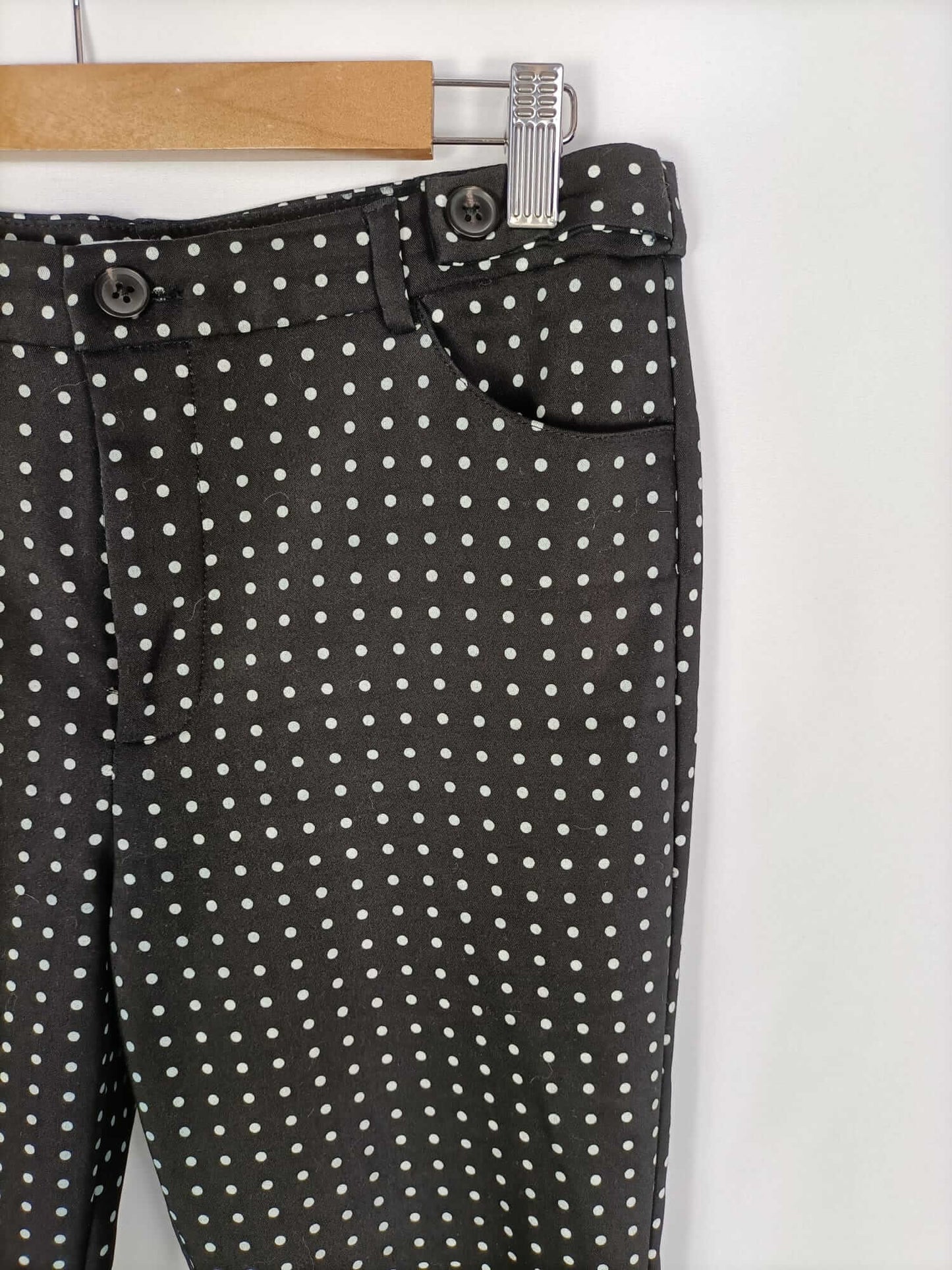 MANGO.Pantalón negro lunares blancos T.40