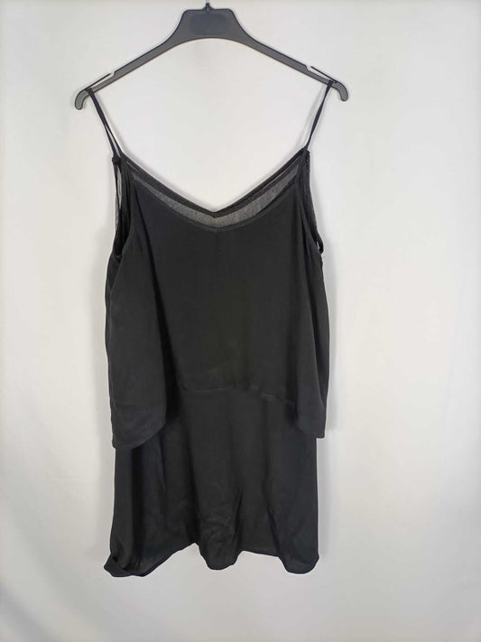 OTRAS.Vestido corto negro volante T.m