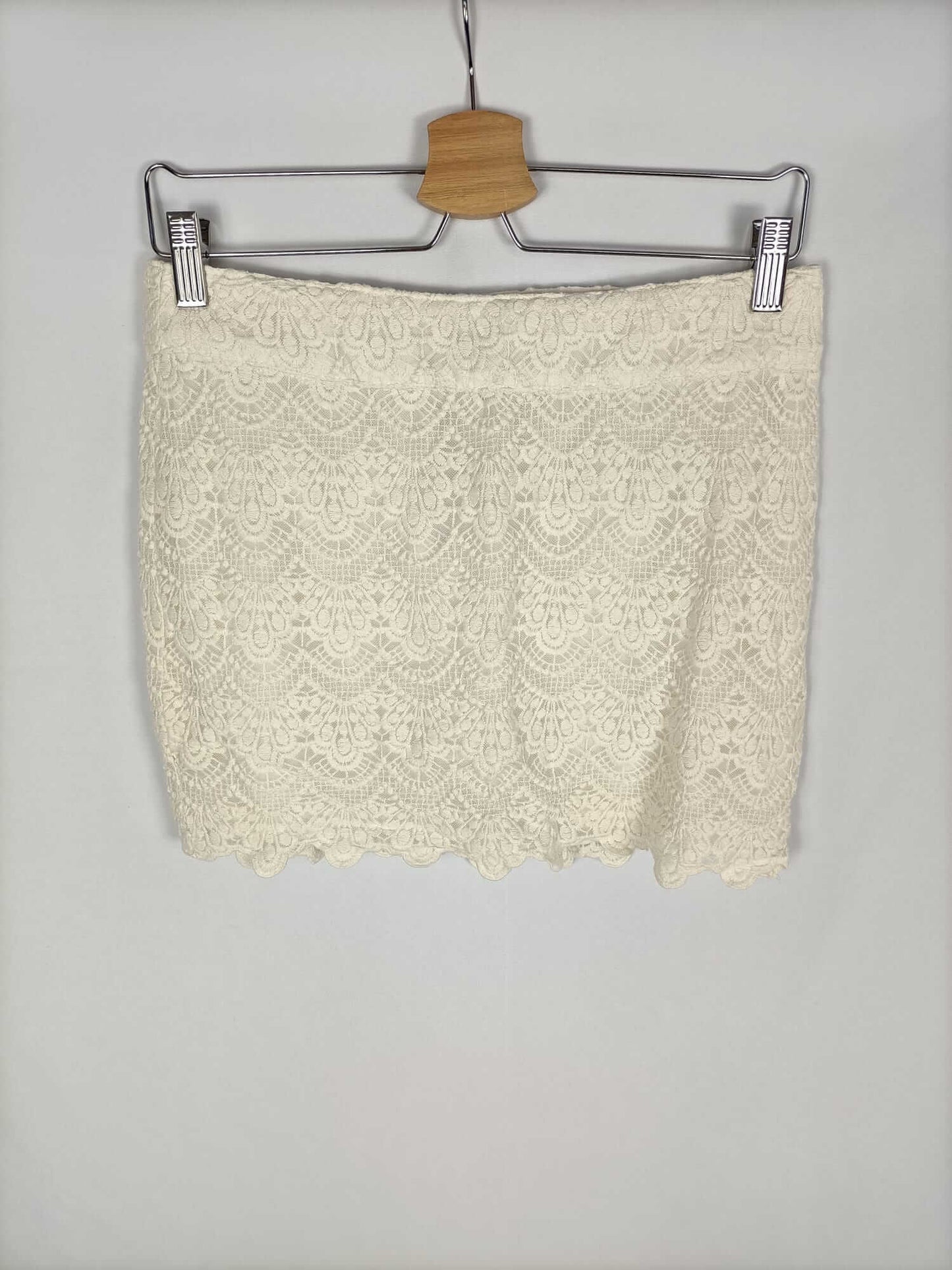 STRADIVARIUS.Falda corta encaje T.m
