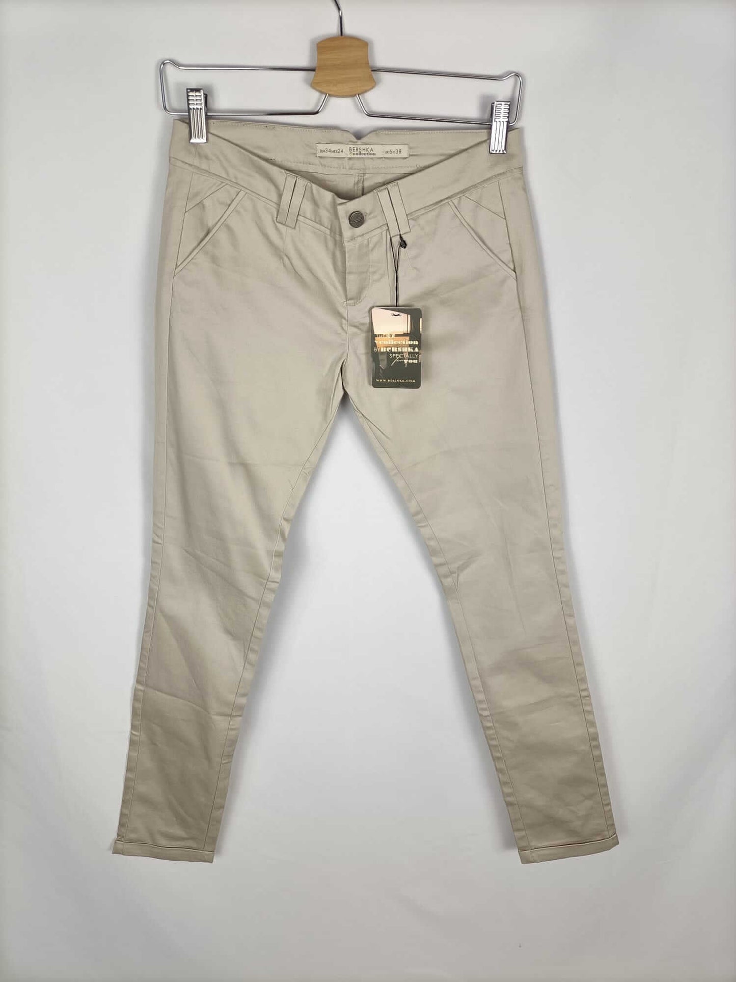BERSHKA.Pantalones beige T.34
