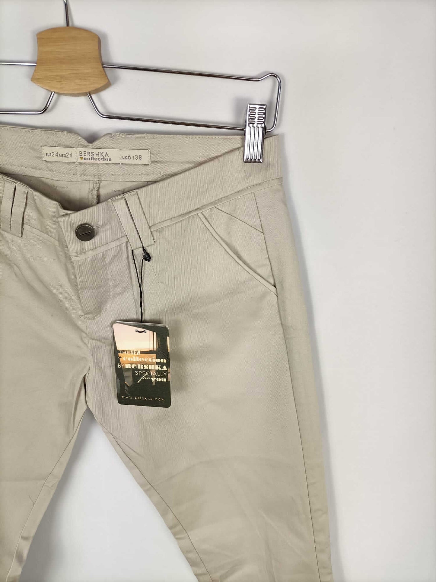 BERSHKA.Pantalones beige T.34