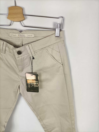 BERSHKA.Pantalones beige T.34