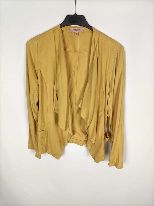 BERSHKA.Chaqueta mostaza picos. T.m