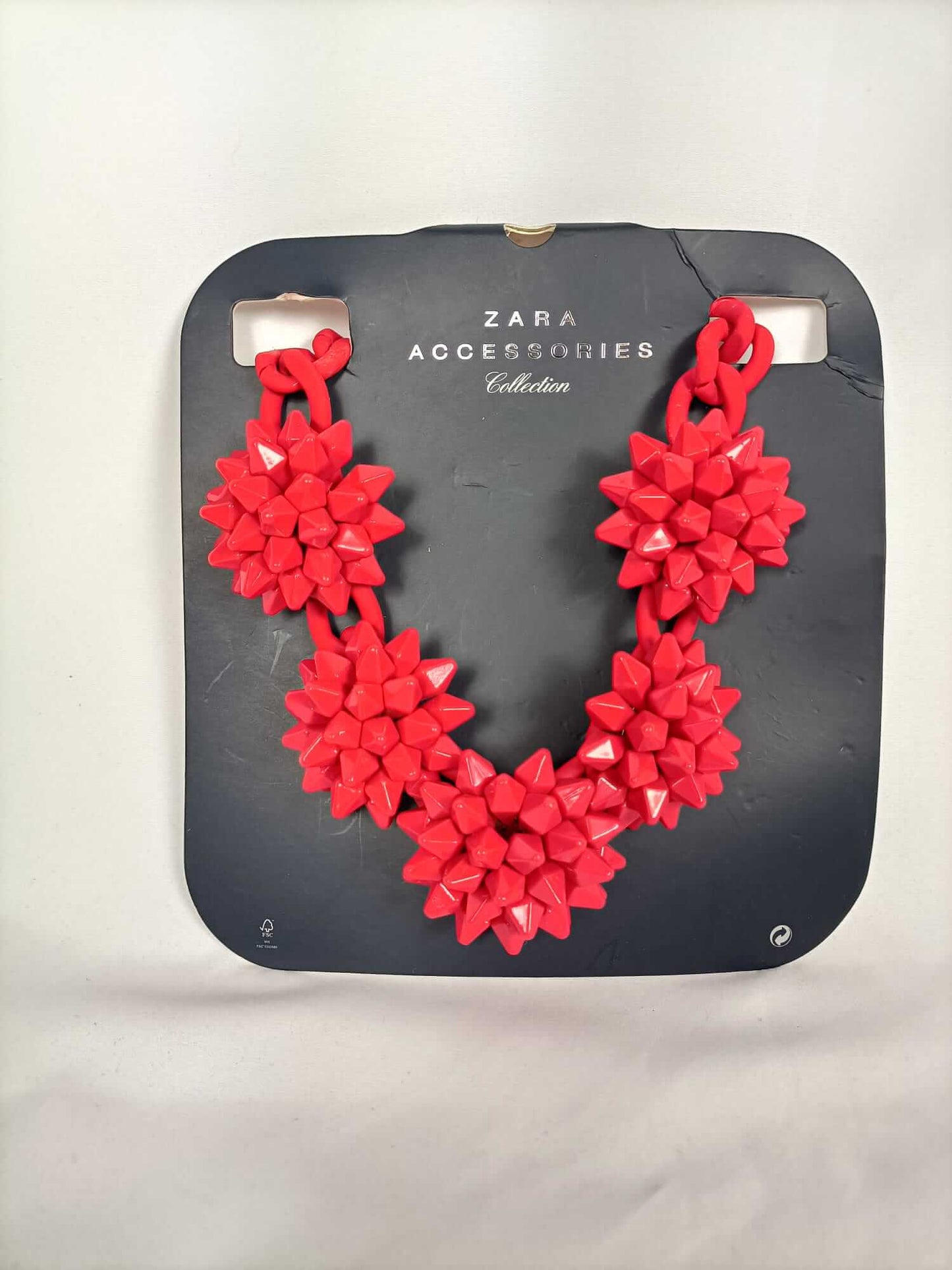 ZARA.Collar fuscia pinchos