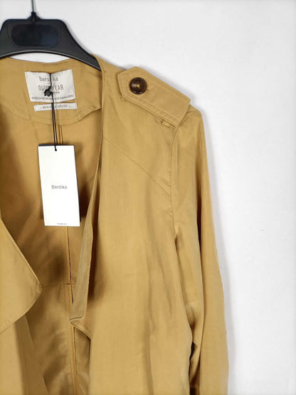 BERSHKA.Trench mostaza T.xs