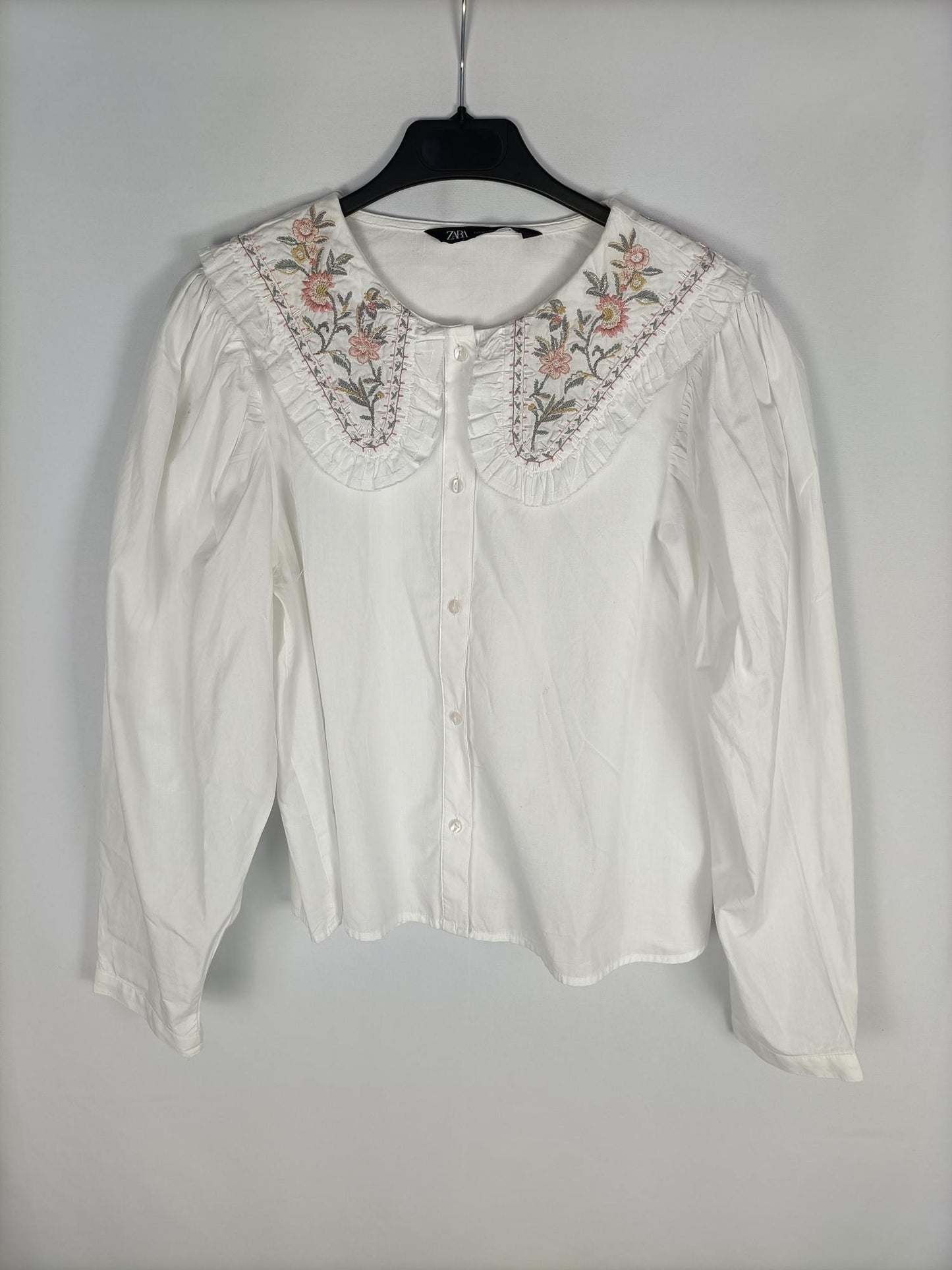 ZARA.Blusa blanca bordado T.m