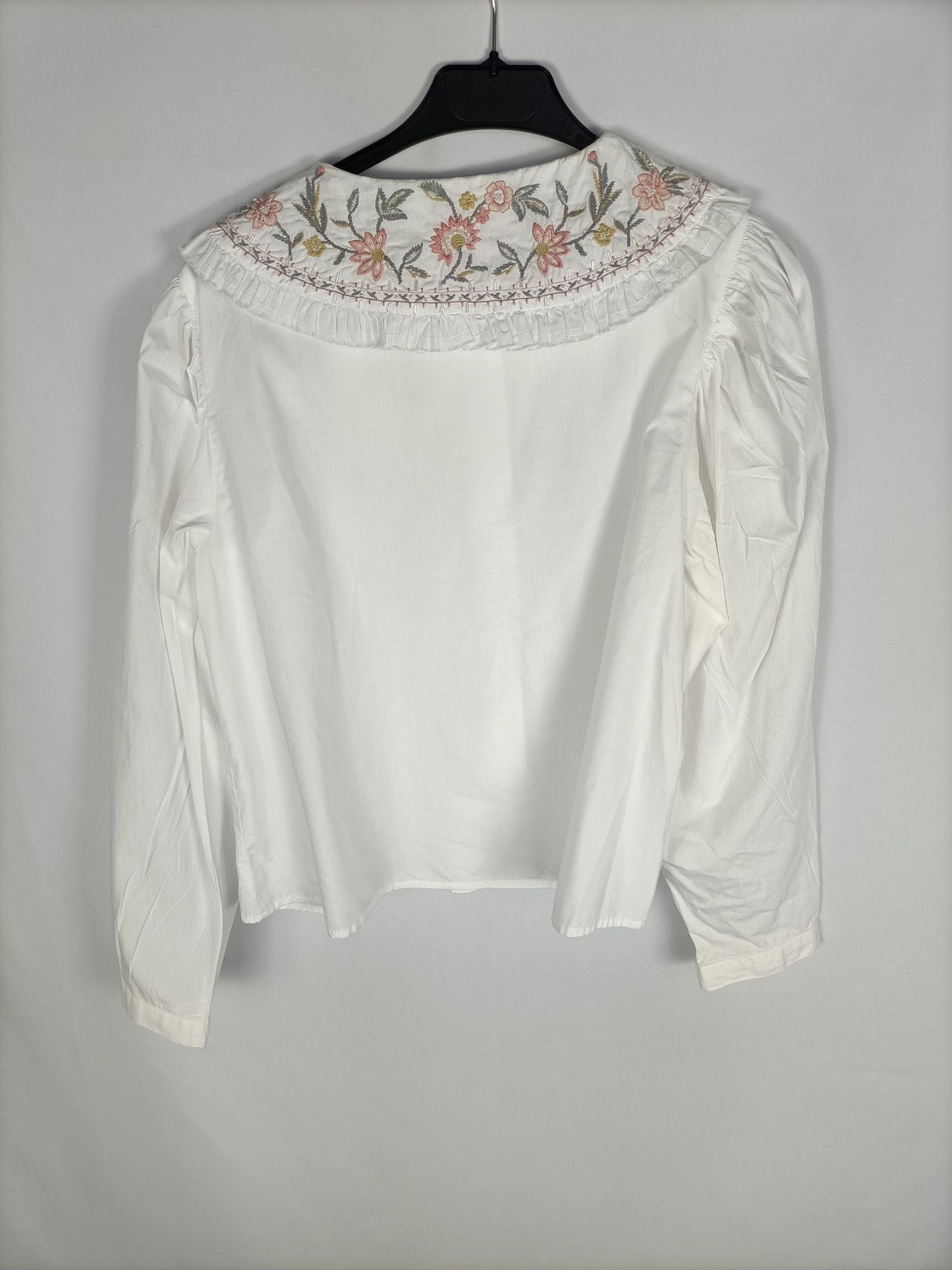 ZARA.Blusa blanca bordado T.m