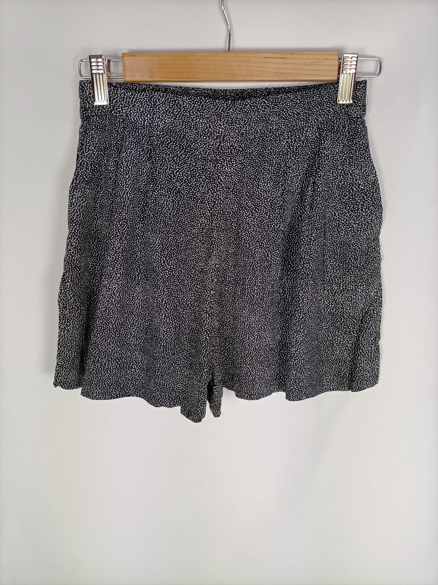 H&M.Shorts negros topos blancos T.34