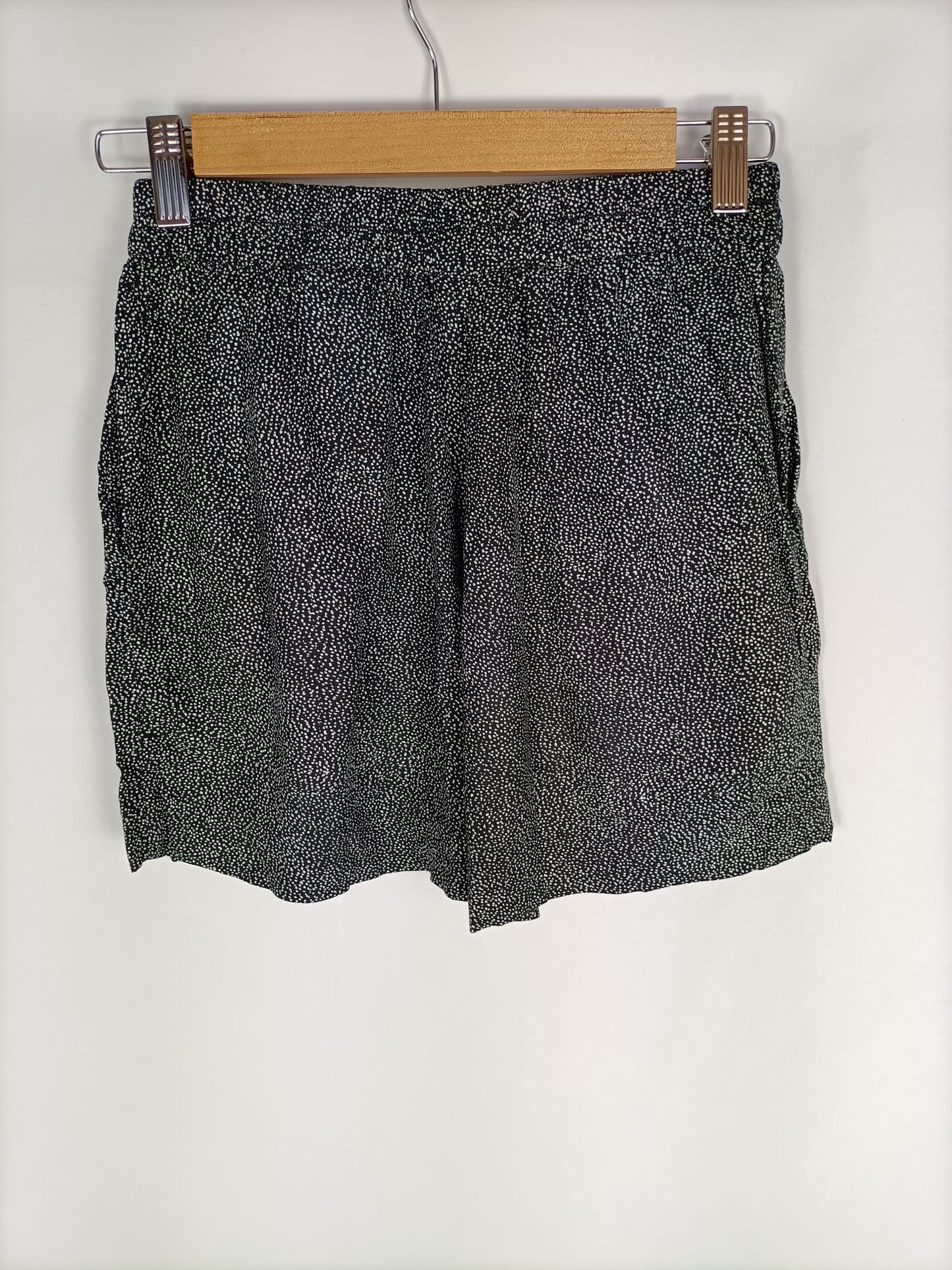 H&M.Shorts negros topos blancos T.34