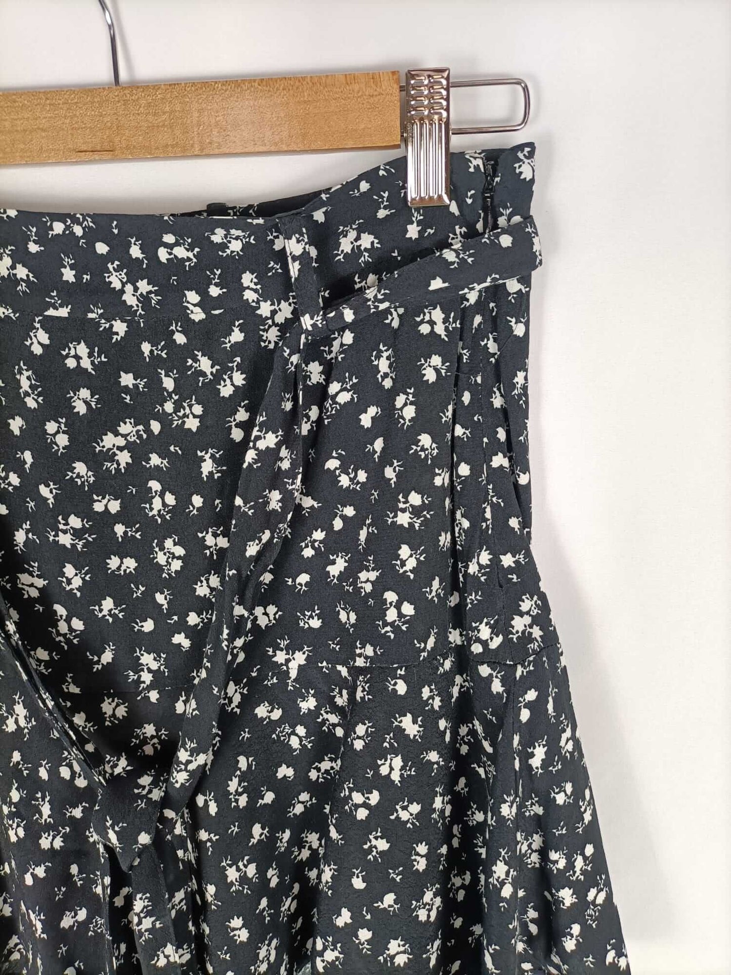 ZARA.Falda pantalón negra flores T.s