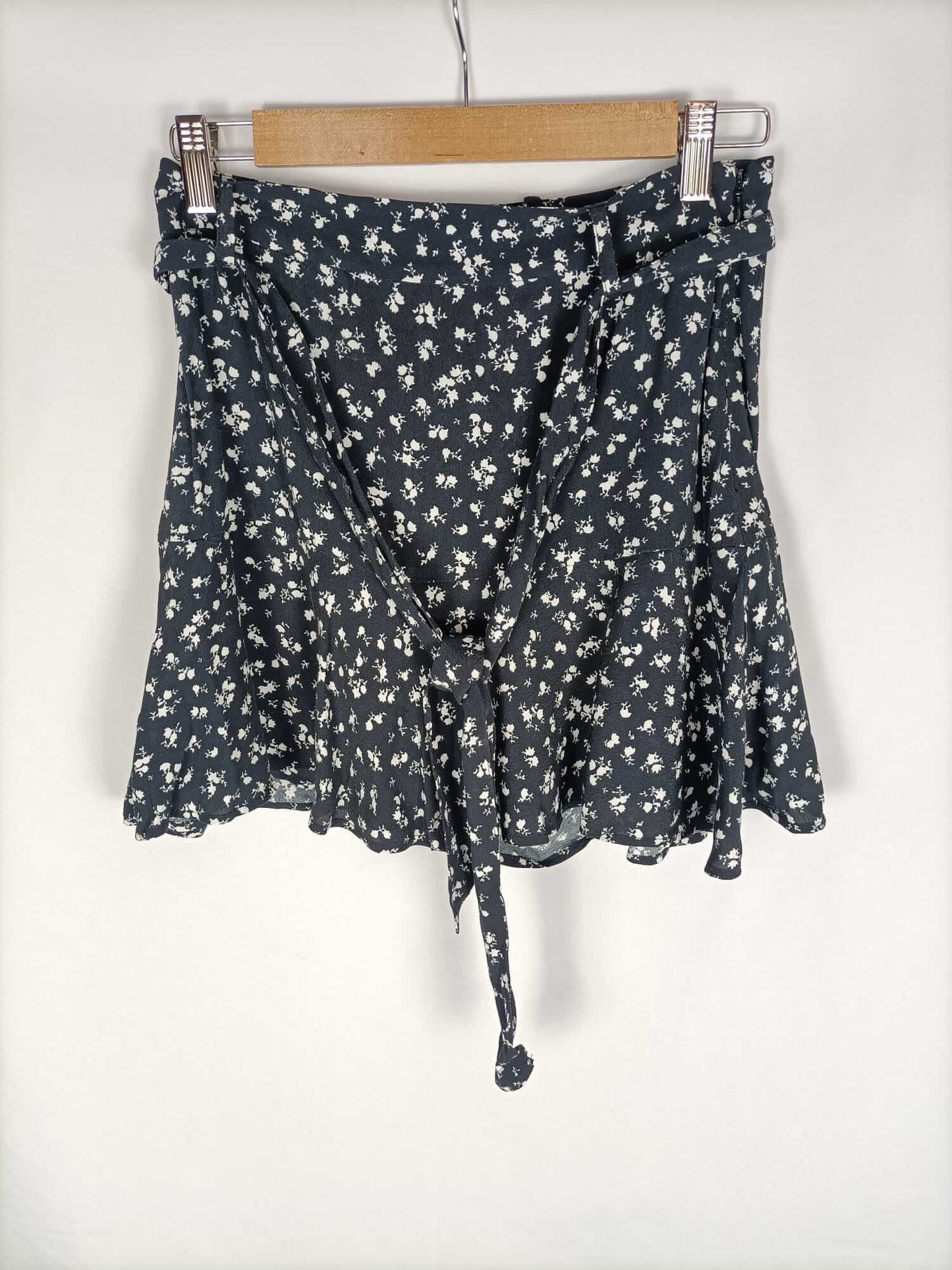 ZARA.Falda pantalón negra flores T.s