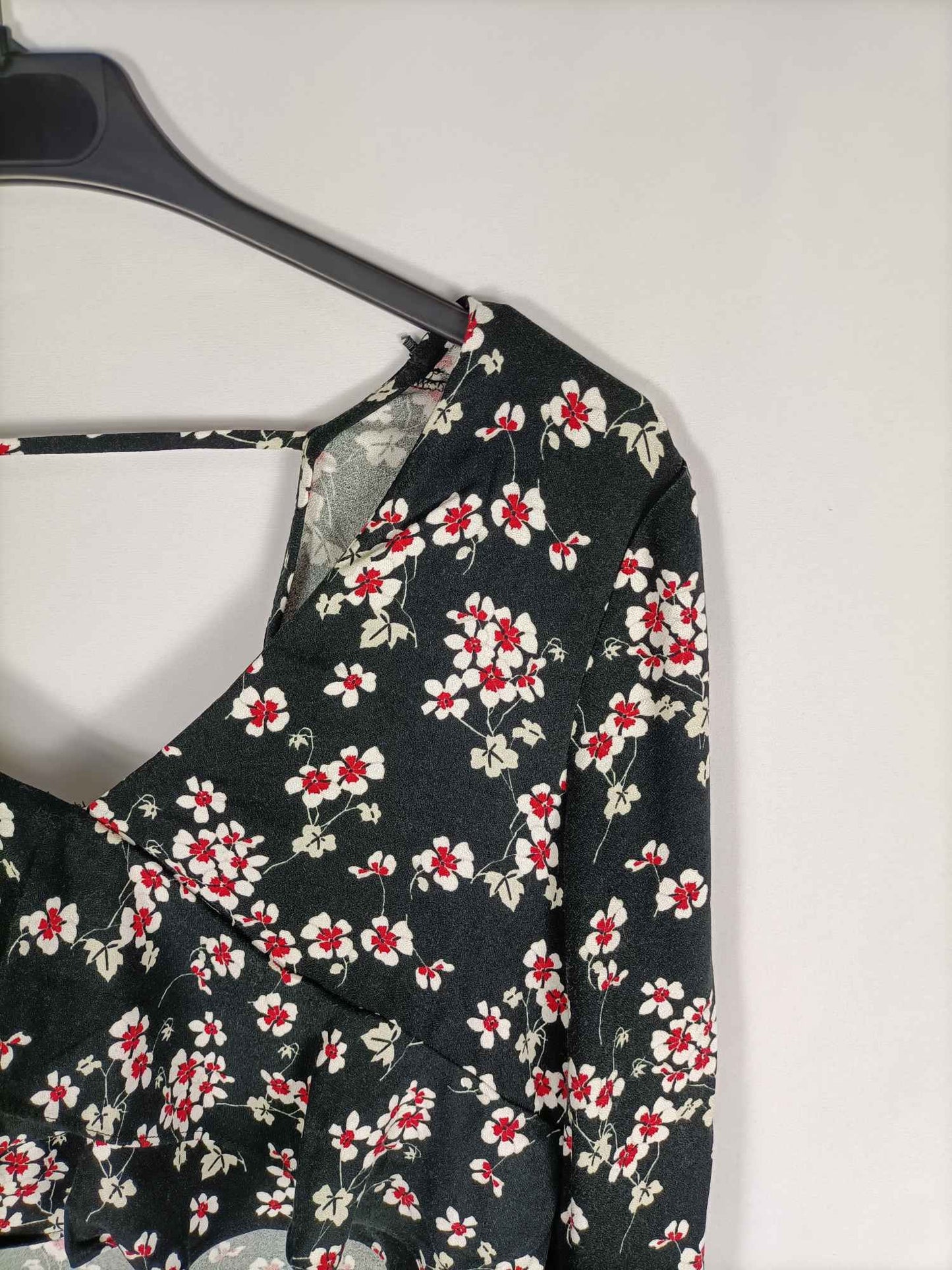 ZARA.Top negro flores T.s