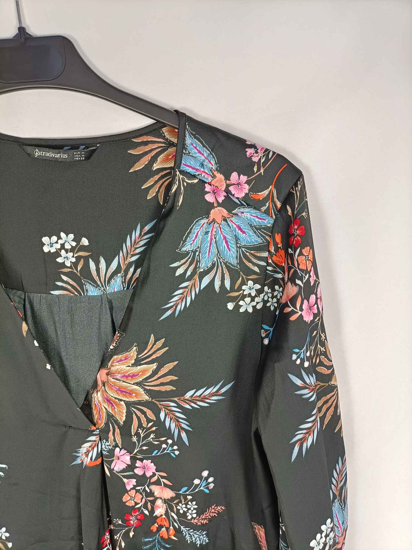 STRADIVARIUS.Tm fluid black blouse