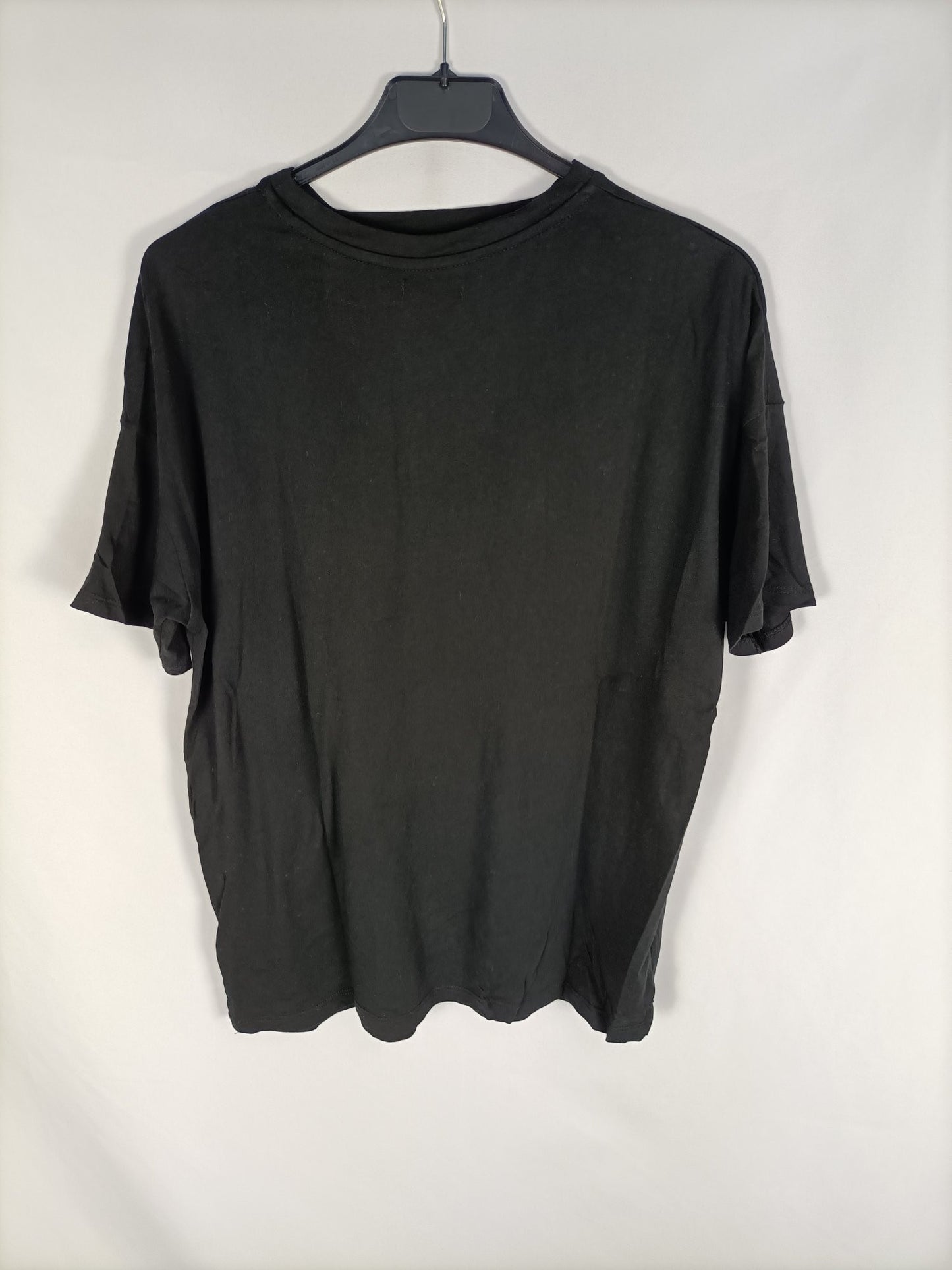 BERSHKA. Black T-shirt with a T.xs collar