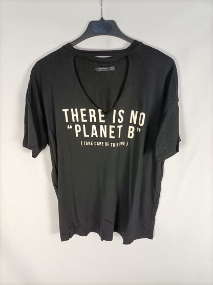 BERSHKA. Black T-shirt with a T.xs collar