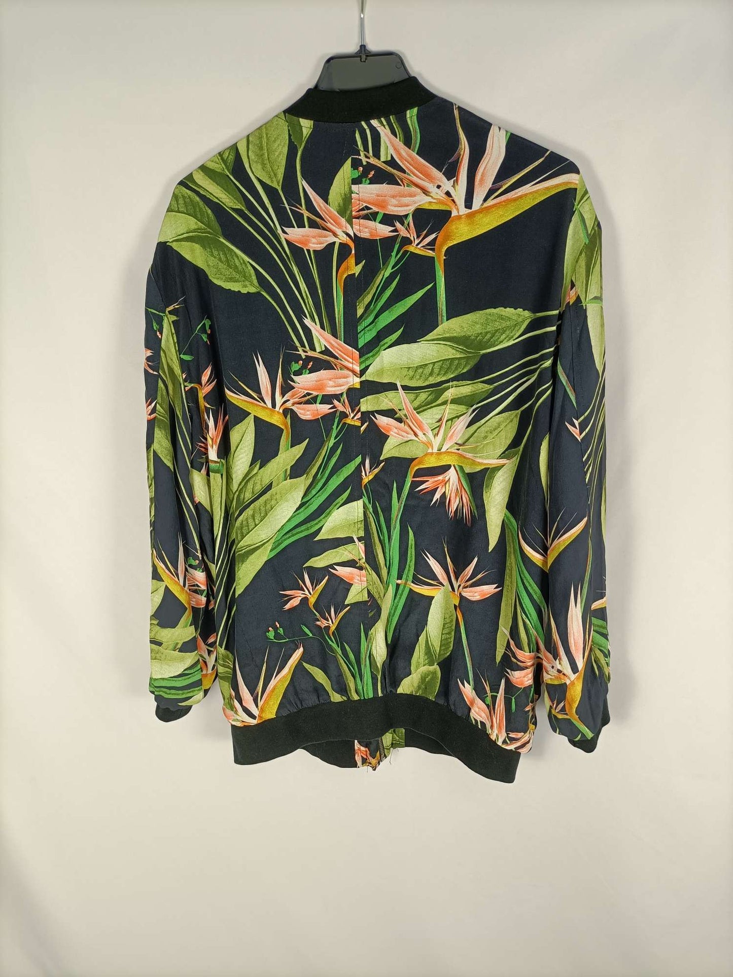 ZARA.Bomber fina hojas T.s