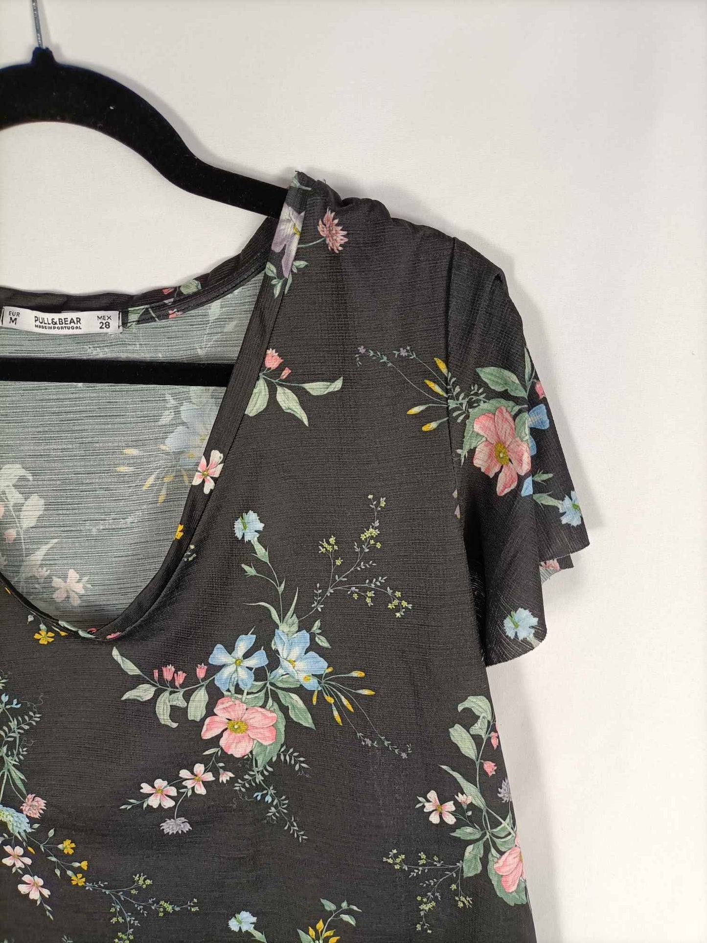 PULL&BEAR.Camiseta negra flores T.m