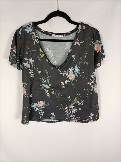 PULL&BEAR.Camiseta negra flores T.m