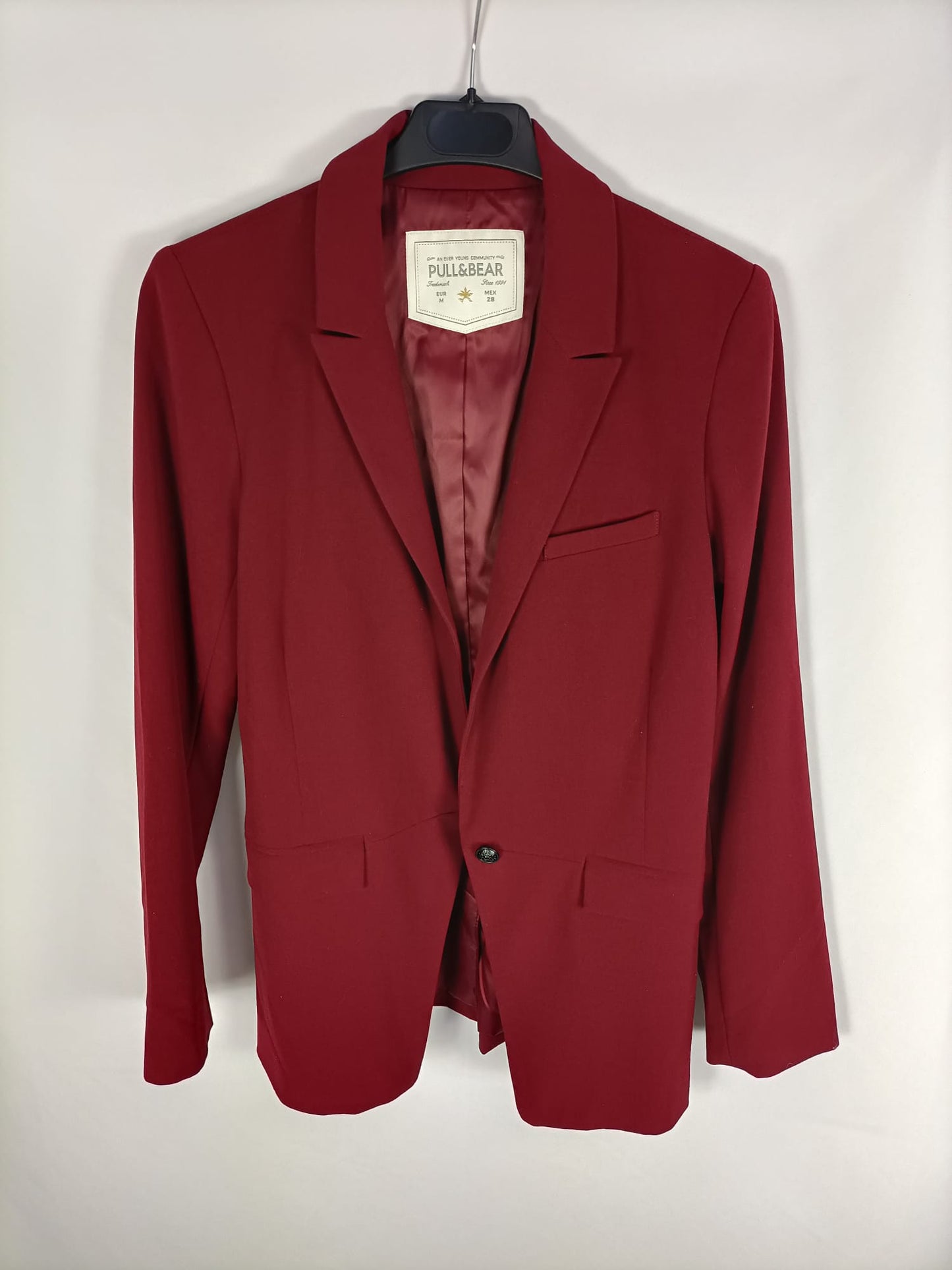 PULL&BEAR.Blazer burdeos entallada T.m