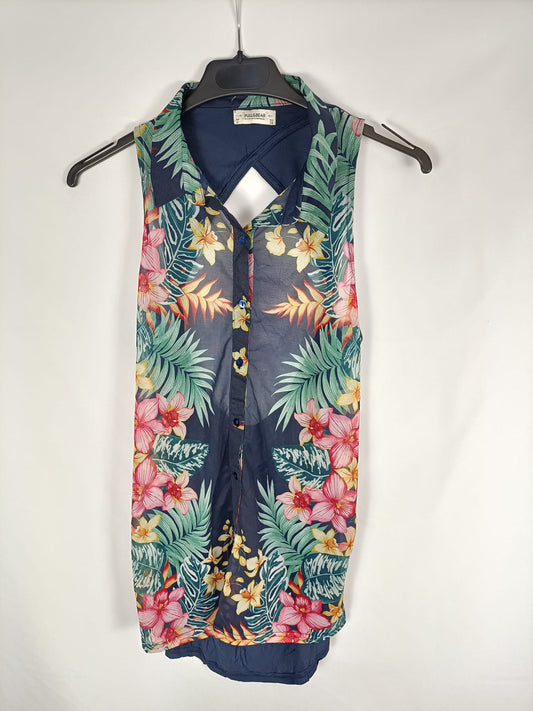 PULL&BEAR.Blusa azul flores T.m