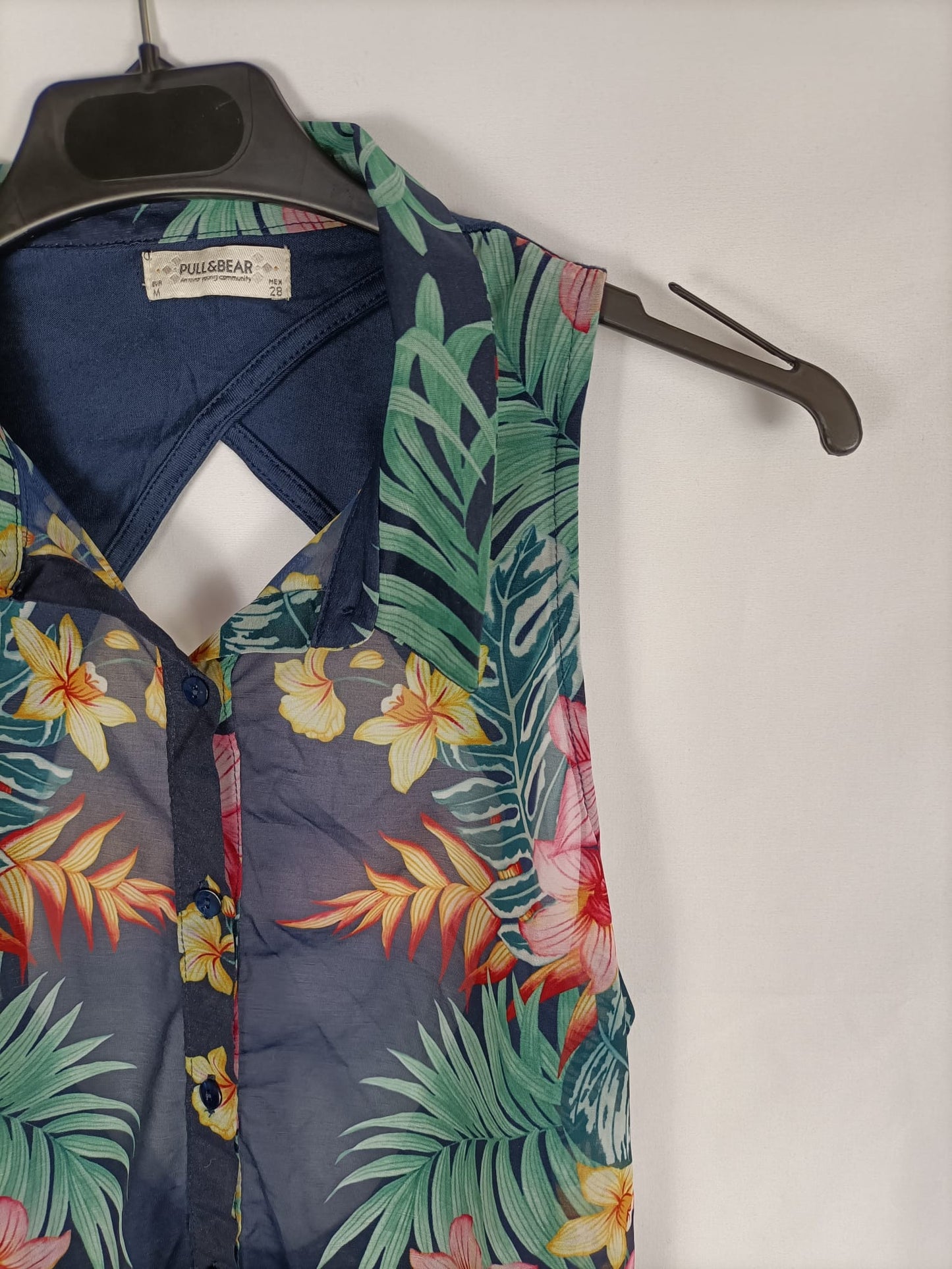 PULL&BEAR.Blusa azul flores T.m