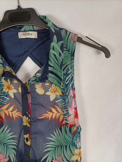 PULL&BEAR.Blusa azul flores T.m