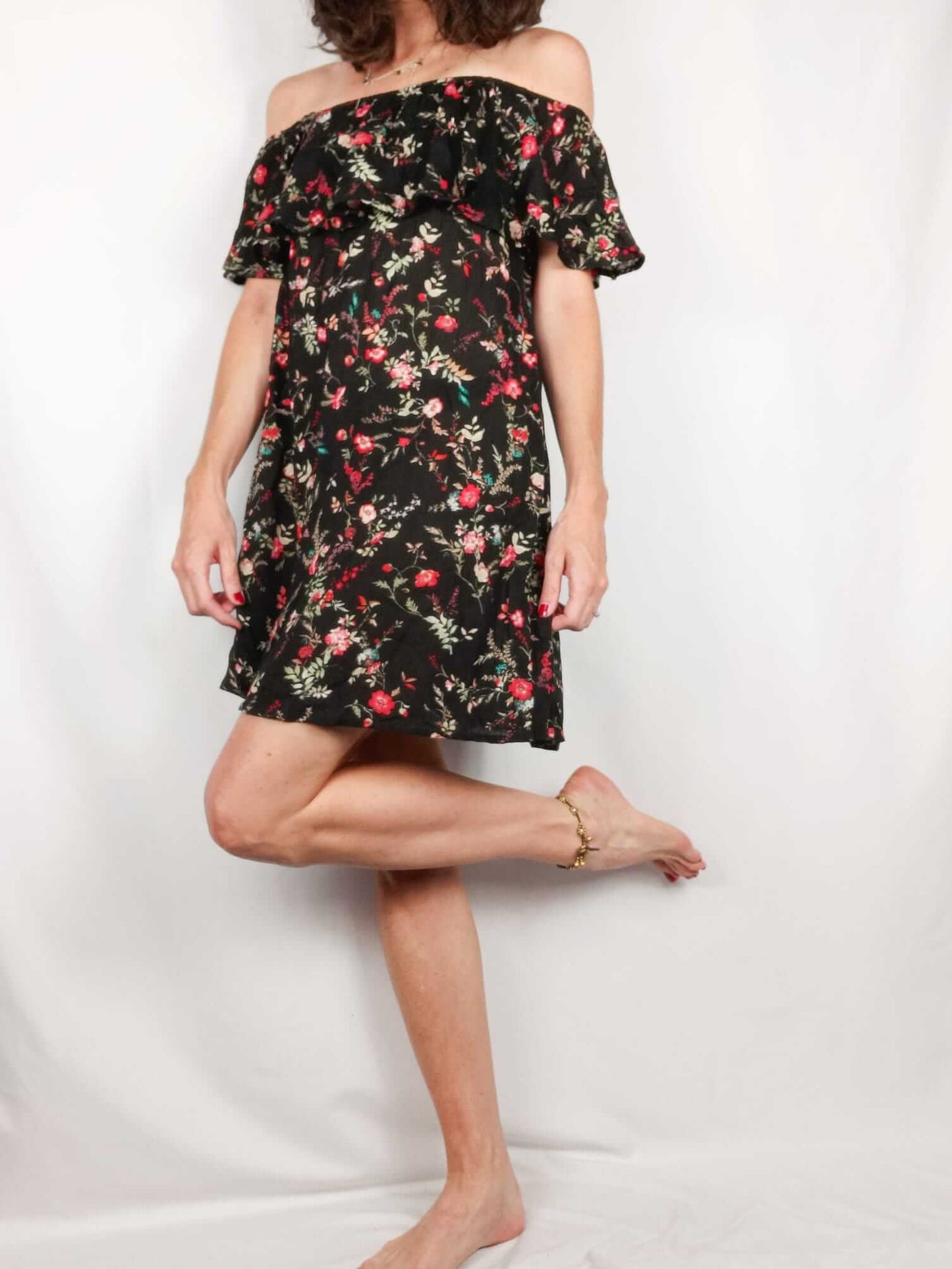 BERSHKA.Vestido corto negro cuello barco T.s