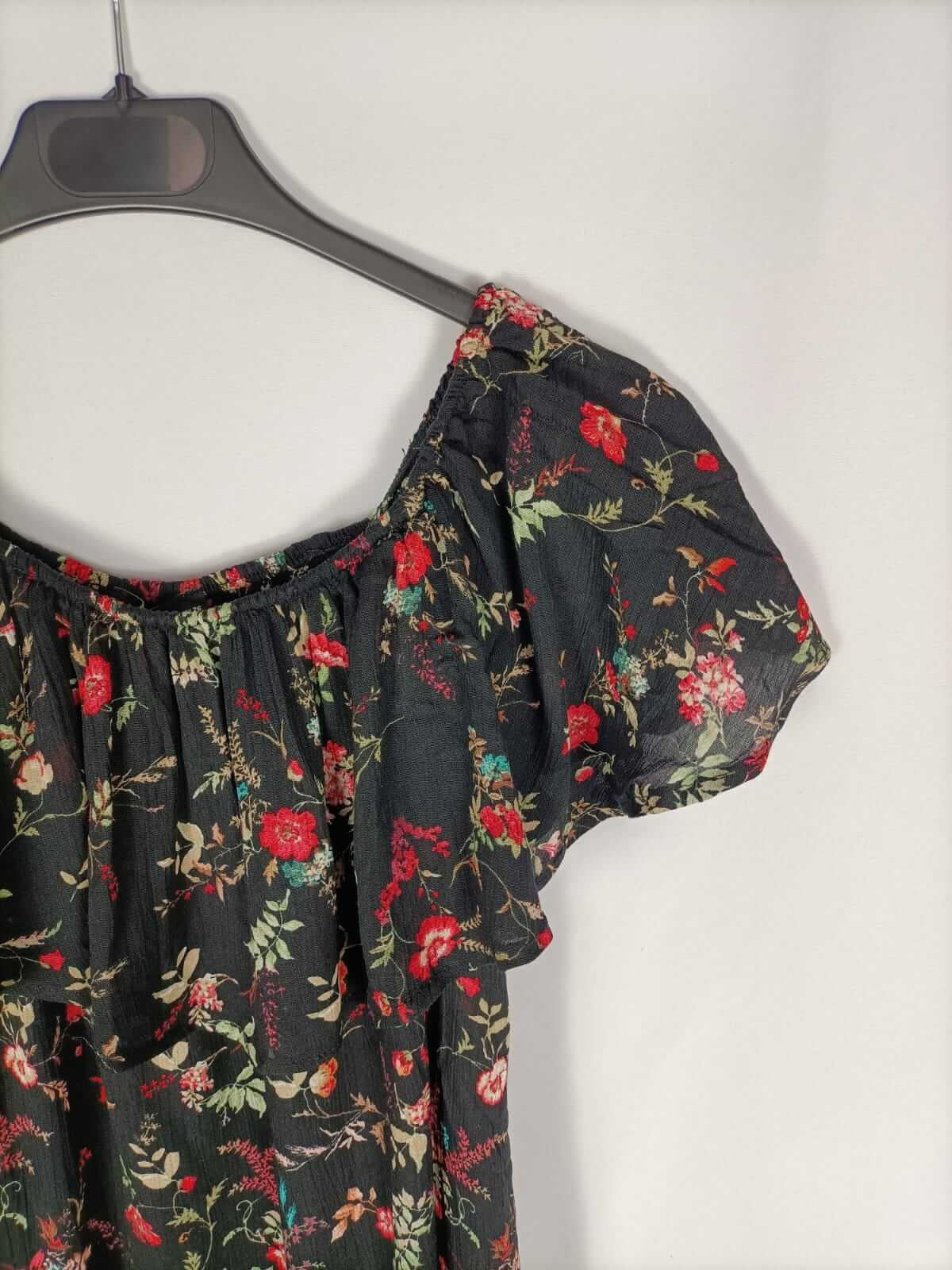 BERSHKA.Vestido corto negro cuello barco T.s