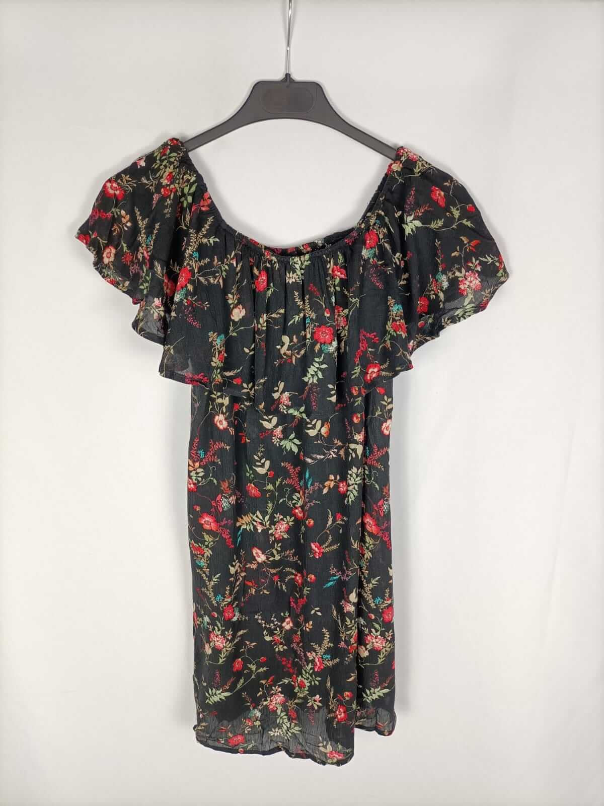 BERSHKA.Vestido corto negro cuello barco T.s