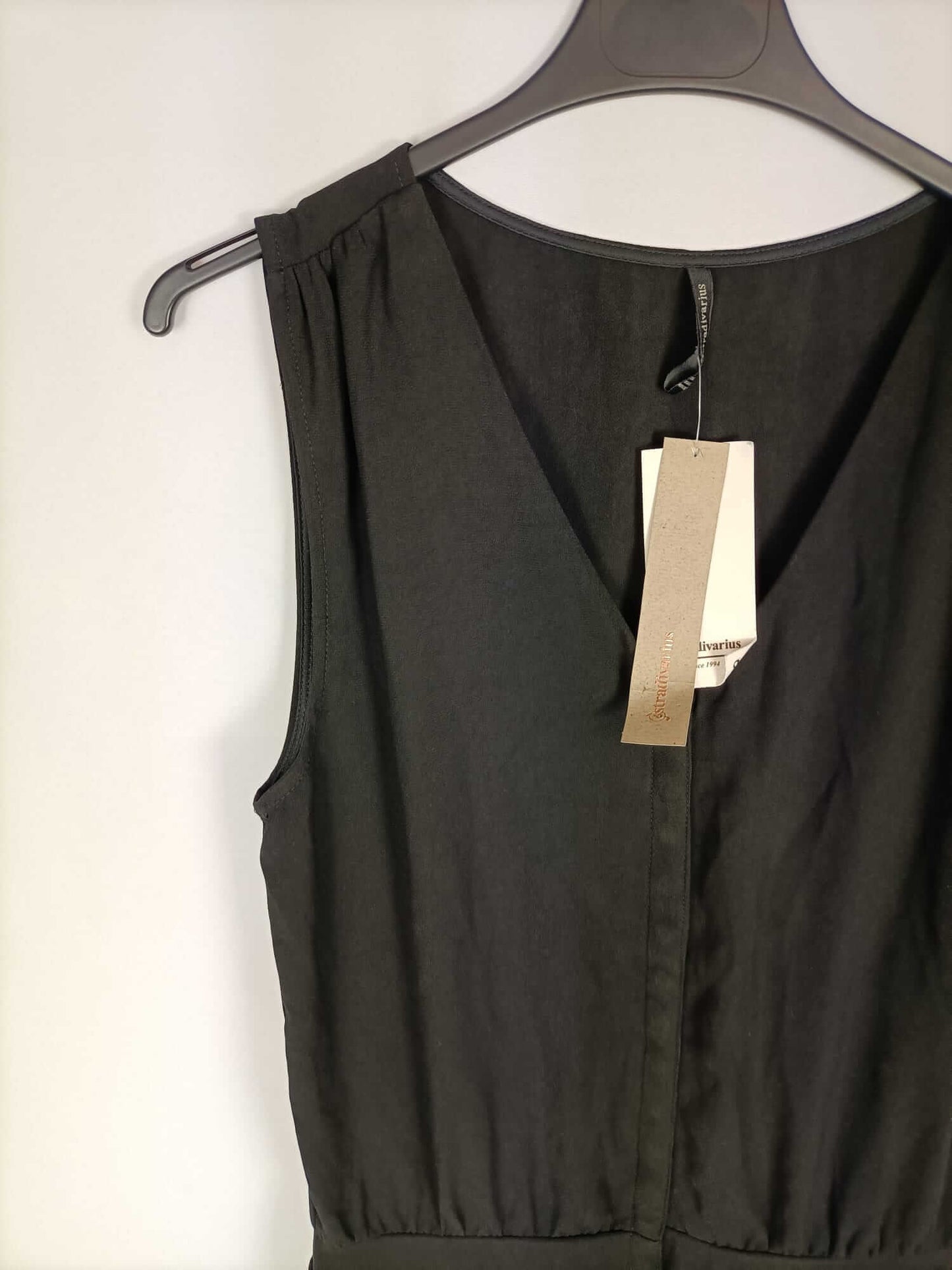 STRADIVARIUS.Mono negro fluido botones T.s