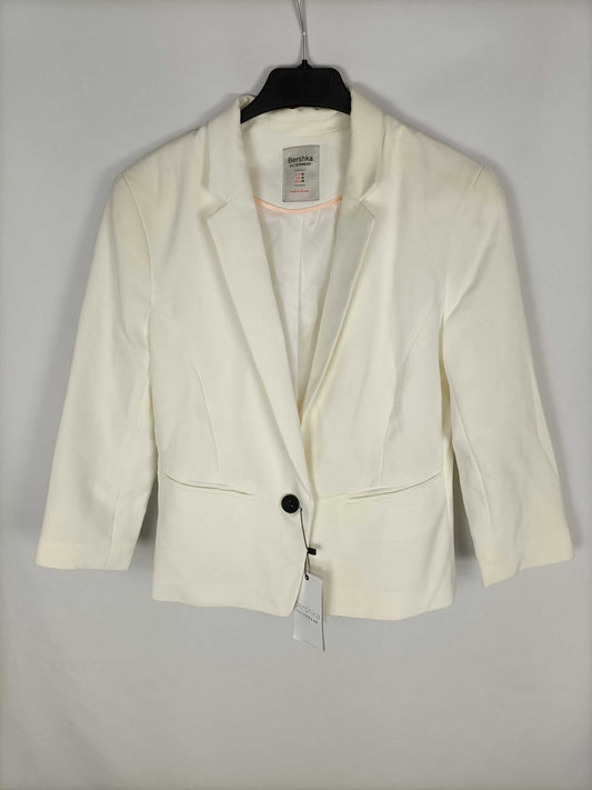 BERSHKA.Blazer blanco roto cortita T.m