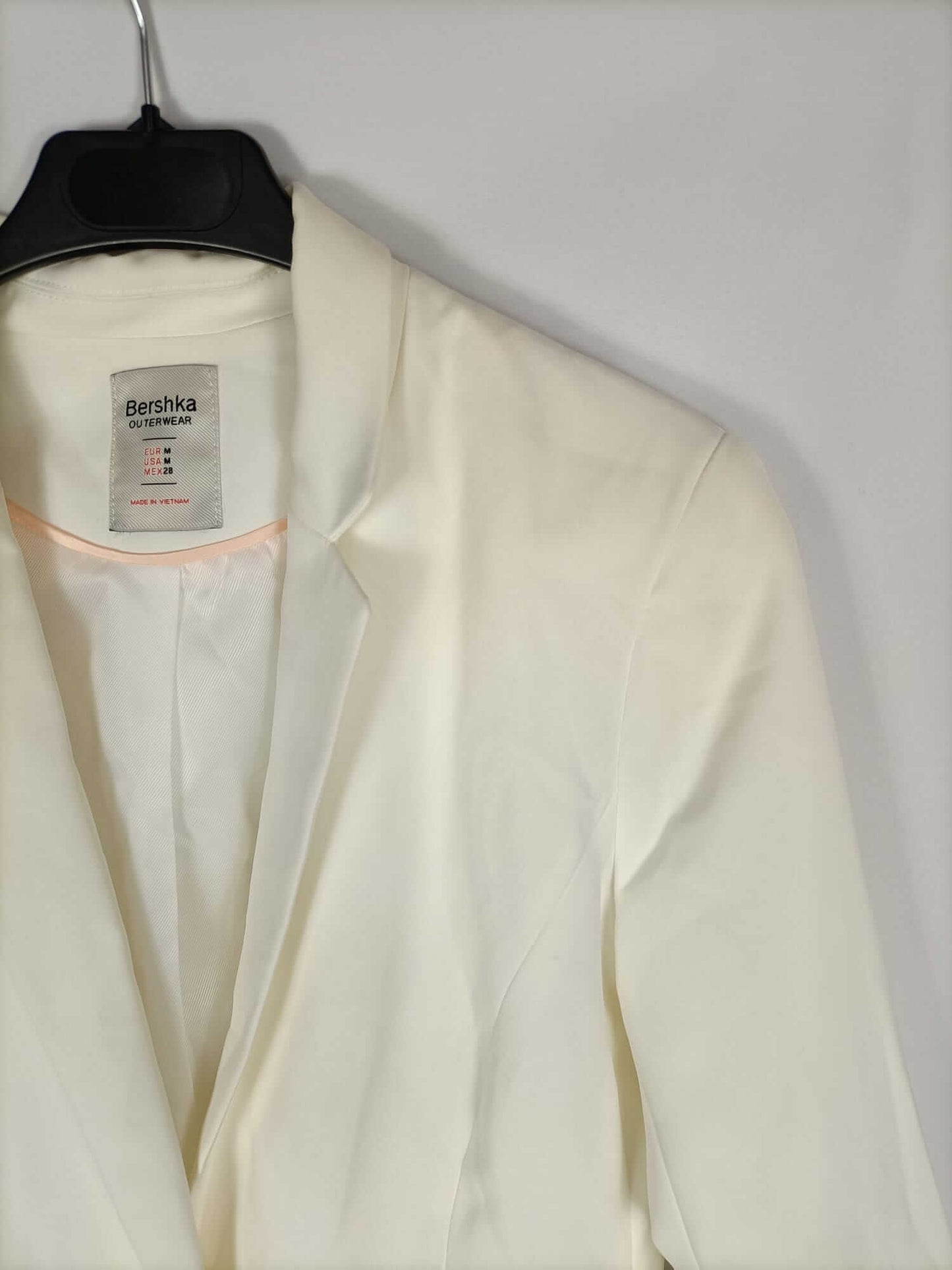 BERSHKA.Blazer blanco roto cortita T.m