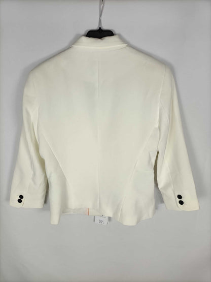 BERSHKA.Blazer blanco roto cortita T.m