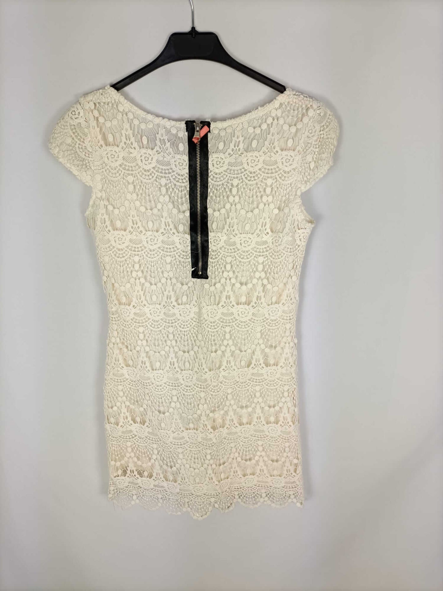 BERSHKA.Vestido encaje beige T.s