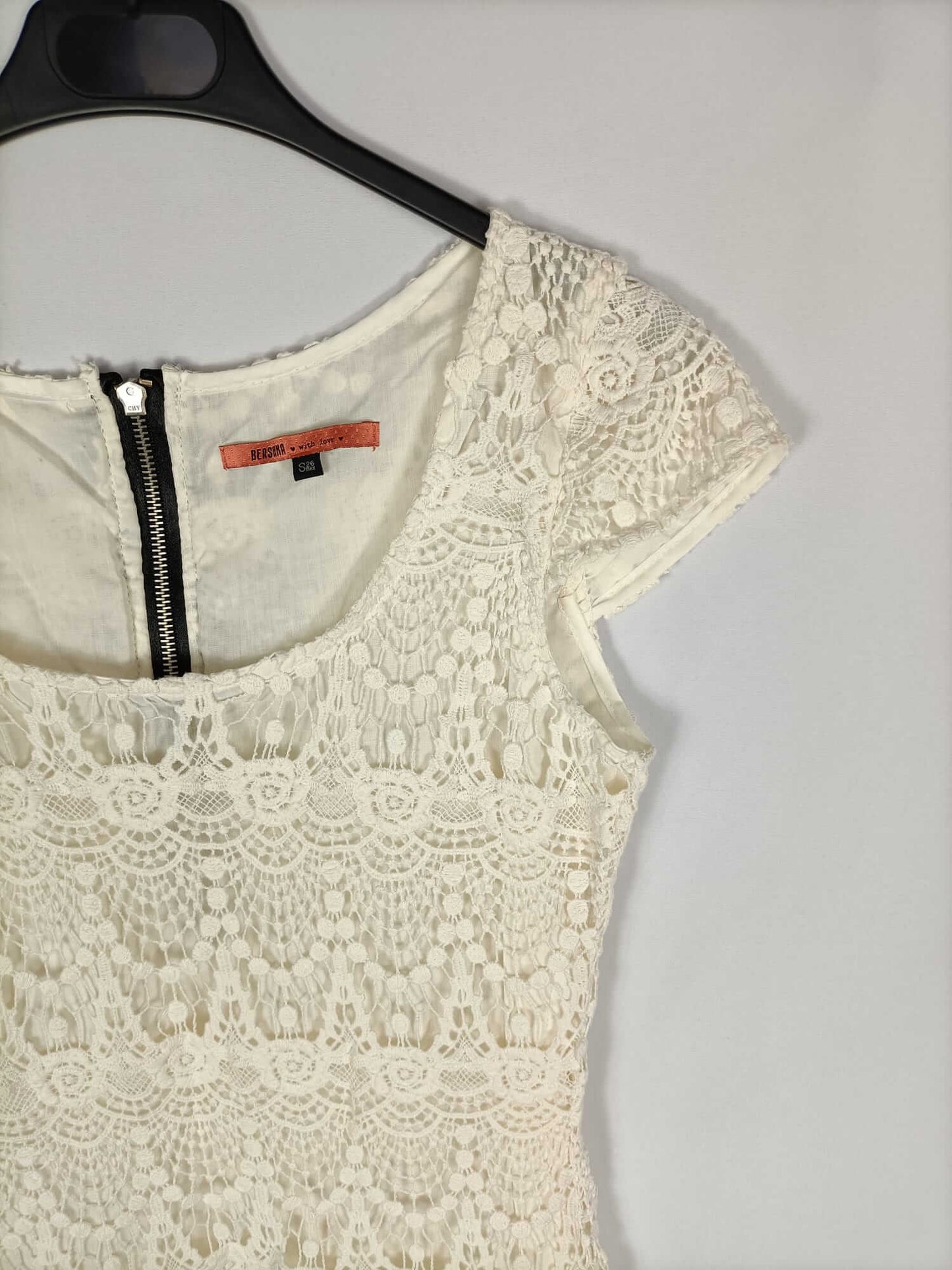 BERSHKA.Vestido encaje beige T.s