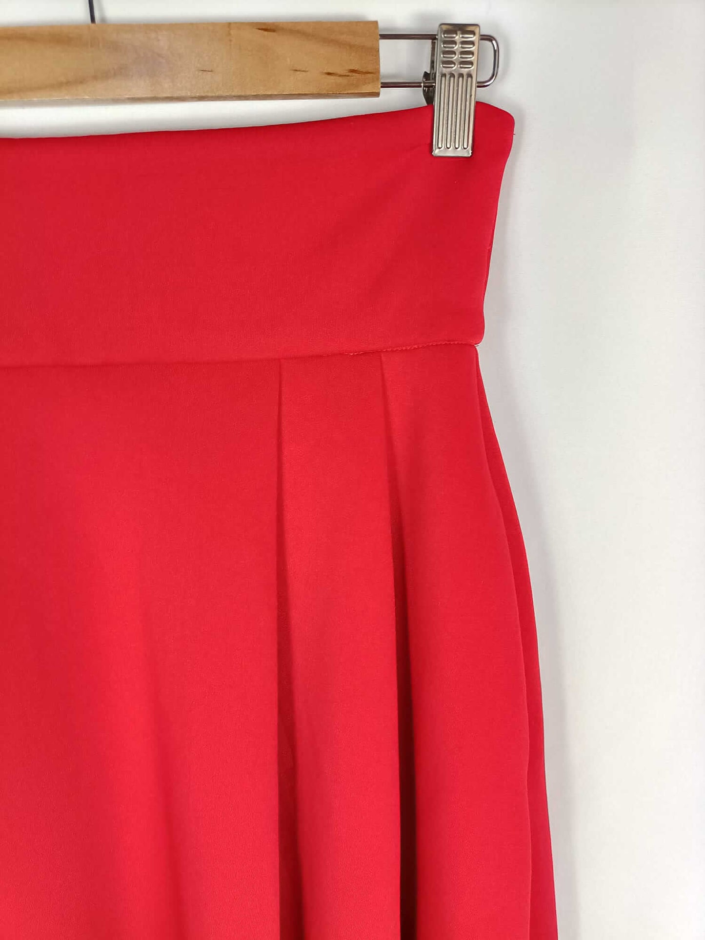 SHEIN. Red midi skirt Tl
