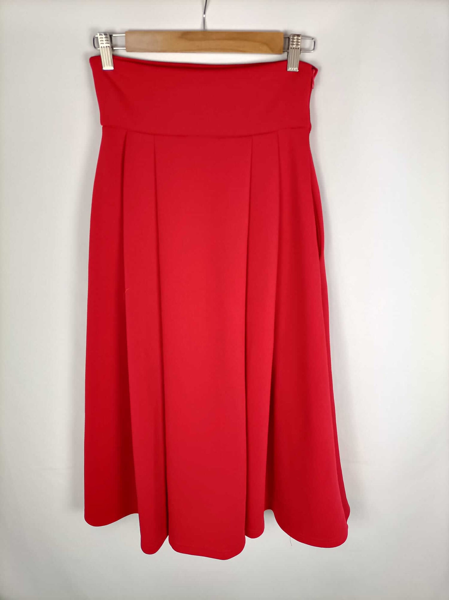 SHEIN. Red midi skirt Tl
