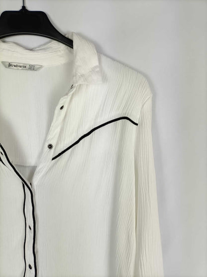 STRADIVARIUS. Blusa blanca líneas negras T.m