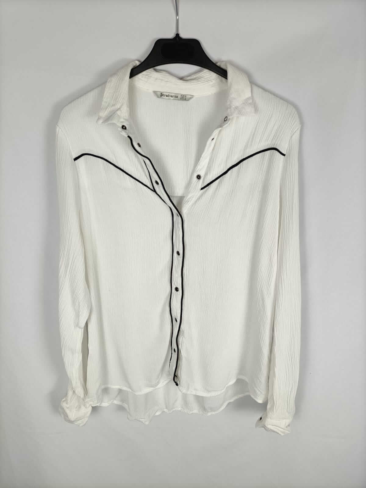 STRADIVARIUS. Blusa blanca líneas negras T.m