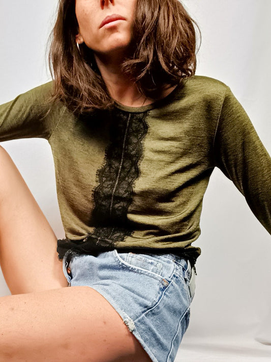 STRADIVARIUS.Camiseta verde fluida encaje T.s