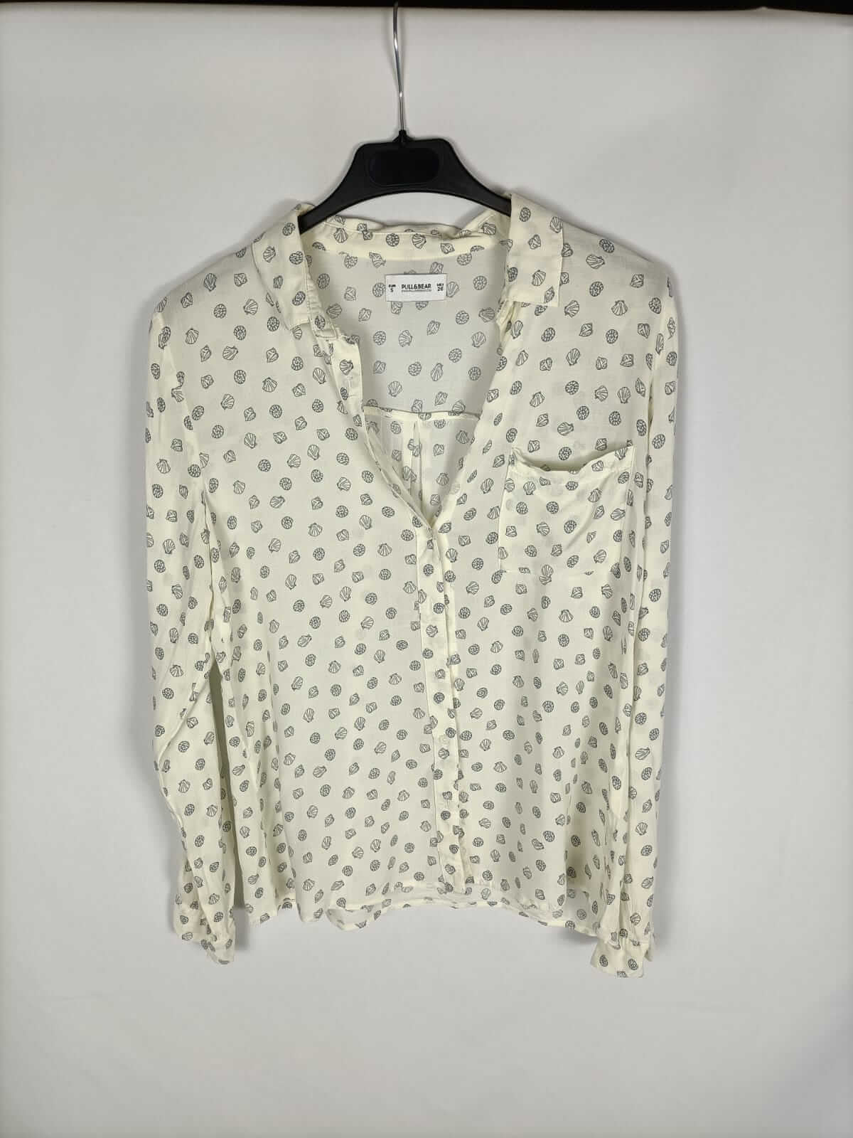 PULL&BEAR.Blusa beige fluida conchas T.s