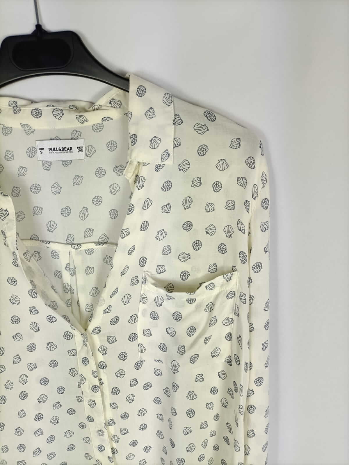 PULL&BEAR.Blusa beige fluida conchas T.s